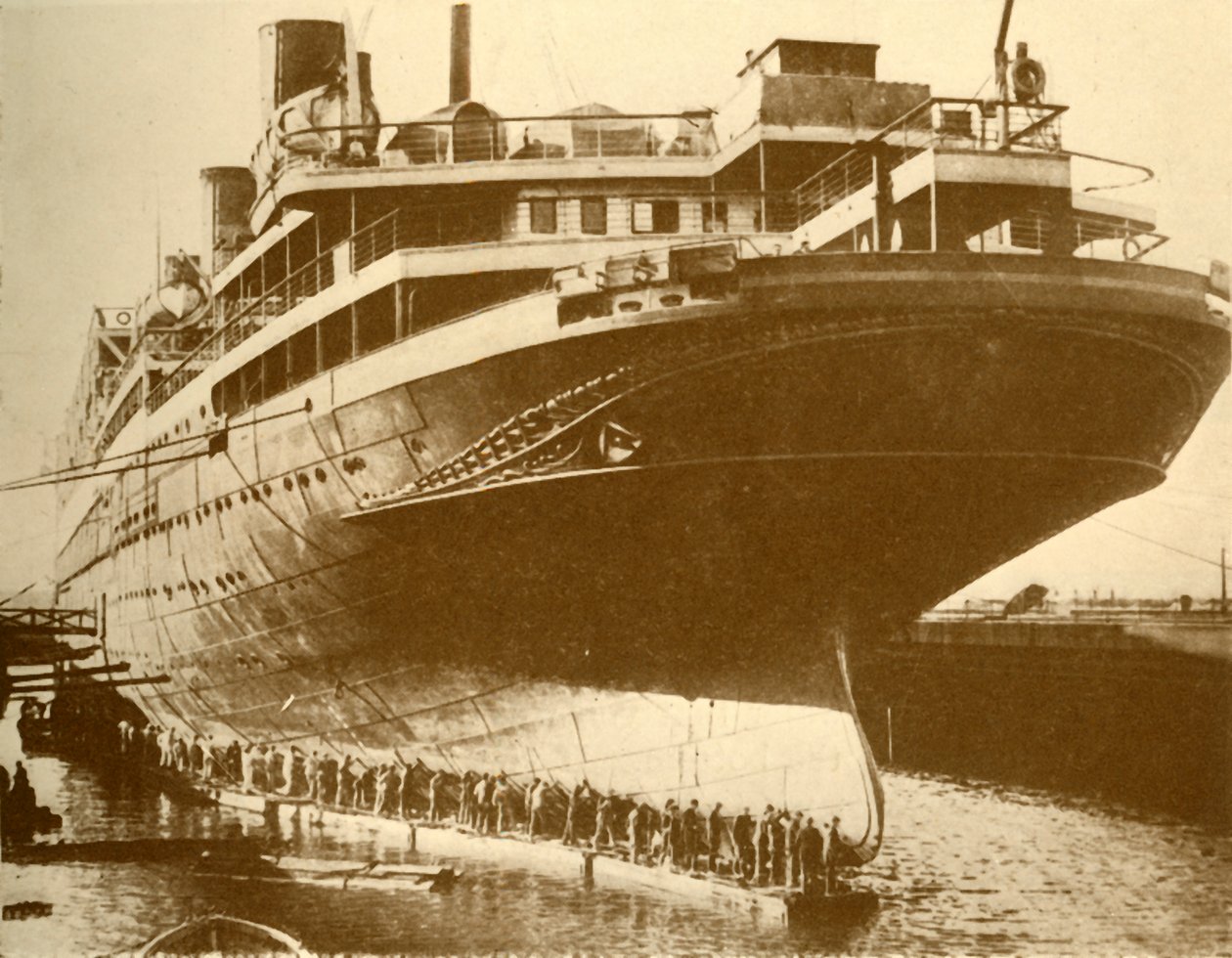 Czyszczenie kadłuba Majestic w suchym doku, ok. 1930. autorstwa Unbekannt