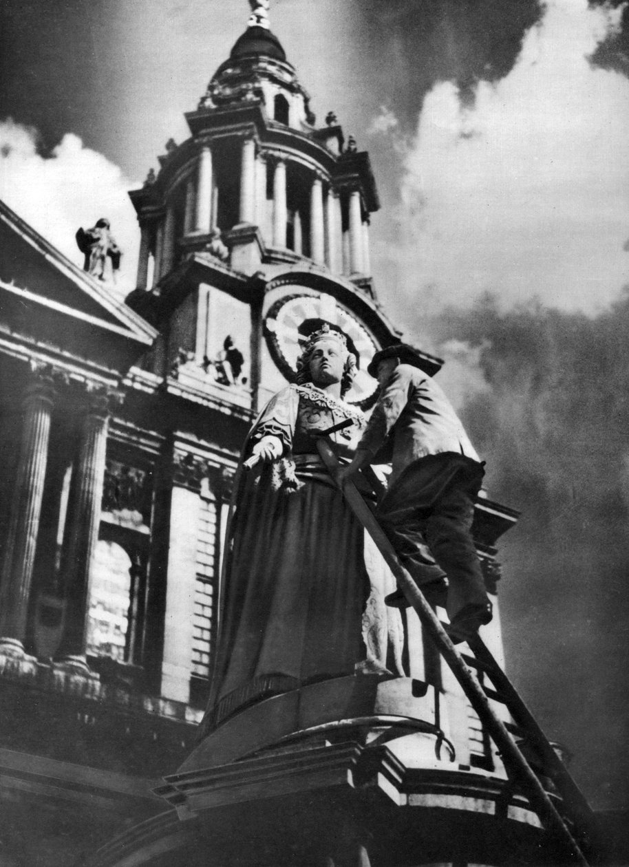 Czyszczenie pomnika królowej Anny w ramach obchodów srebrnego jubileuszu króla Jerzego Vs, 1935 r. autorstwa Unbekannt