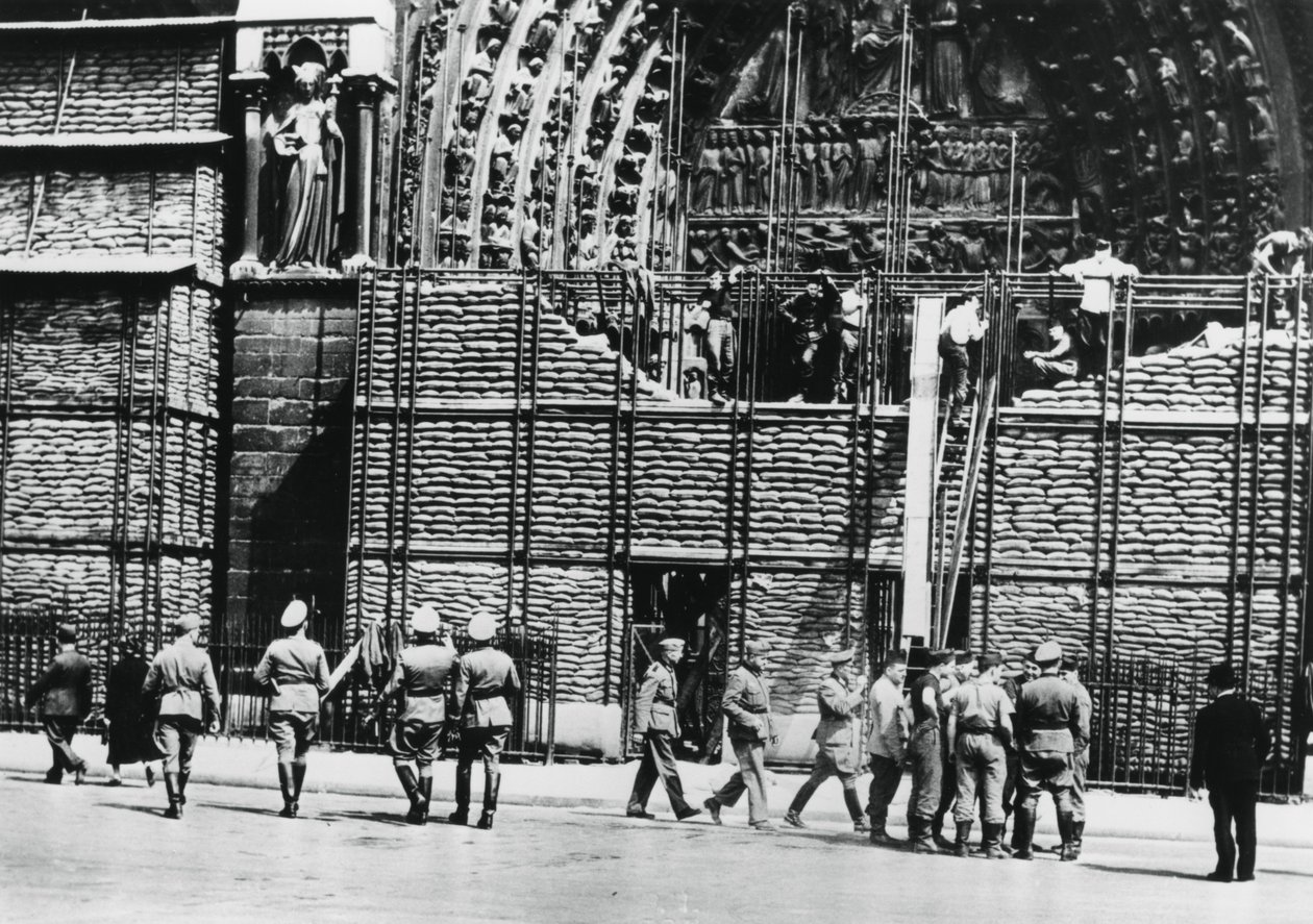 Oczyszczanie worków z piaskiem z fasady katedry Notre Dame, okupowany przez Niemców Paryż, 1940 autorstwa Unbekannt
