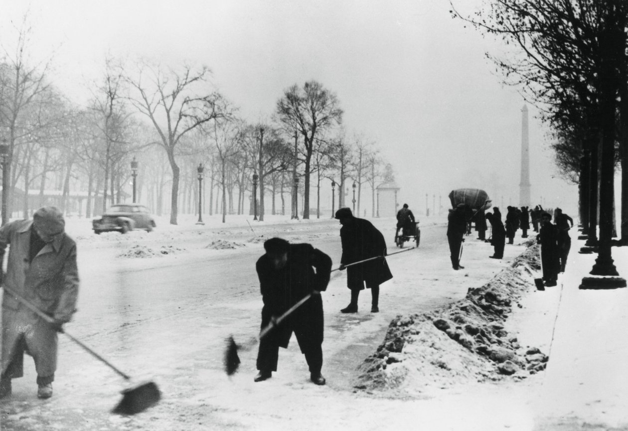 Odśnieżanie na Polach Elizejskich, okupowany przez Niemców Paryż, zima 1941 autorstwa Unbekannt