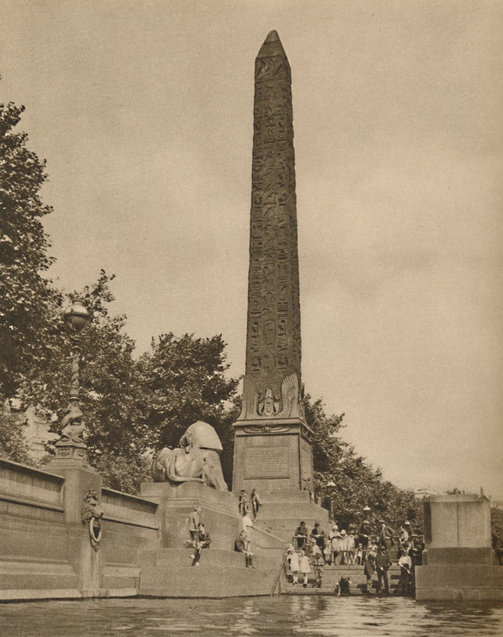 Igła Kleopatry wykuta czternaścieset lat przed narodzinami Kleopatry, c1935. autorstwa Unbekannt