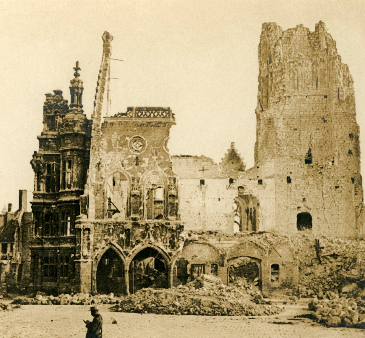 Wieża zegarowa i Hotel de Ville, Arras, północna Francja, c1914-c1918 autorstwa Unbekannt