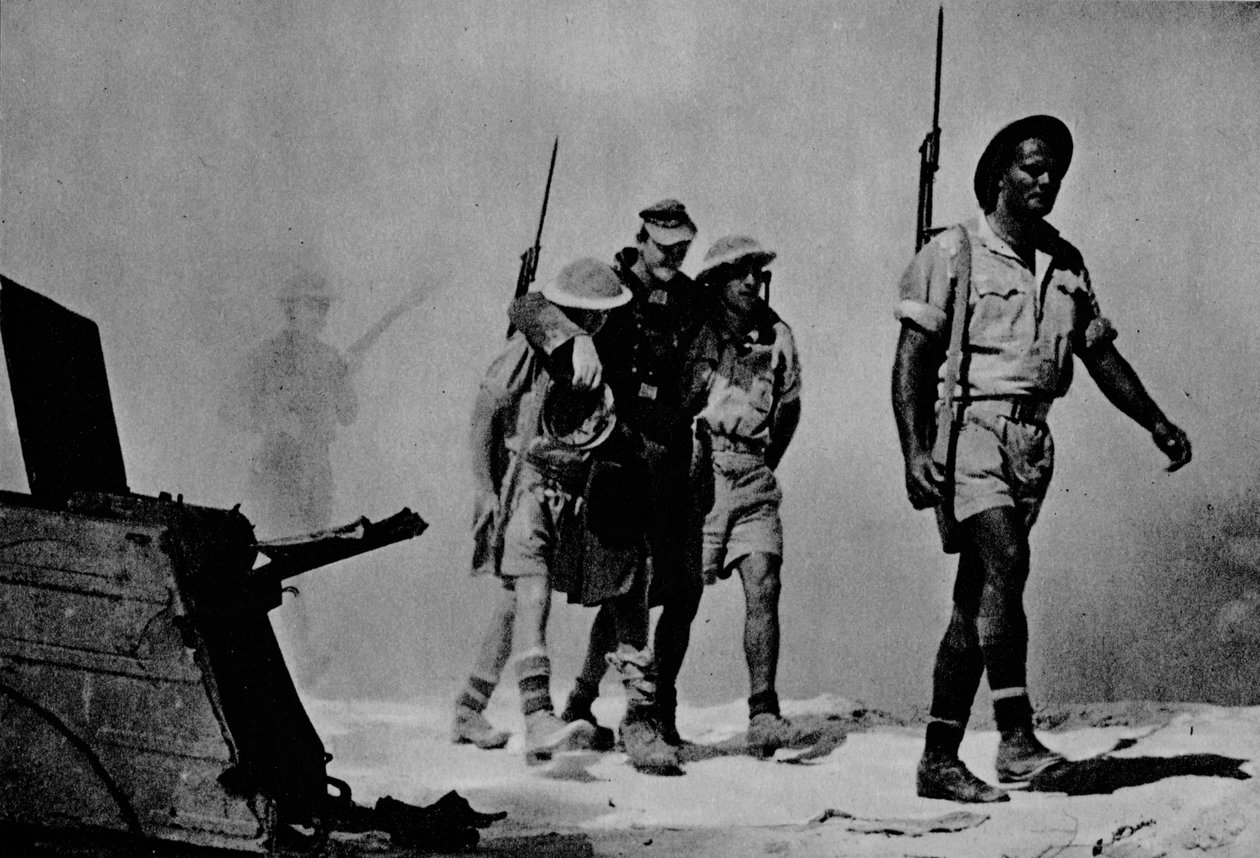 Zbliżenie na wielką bitwę. Australijczycy przyprowadzają rannego więźnia, 1942 1944 autorstwa Unbekannt