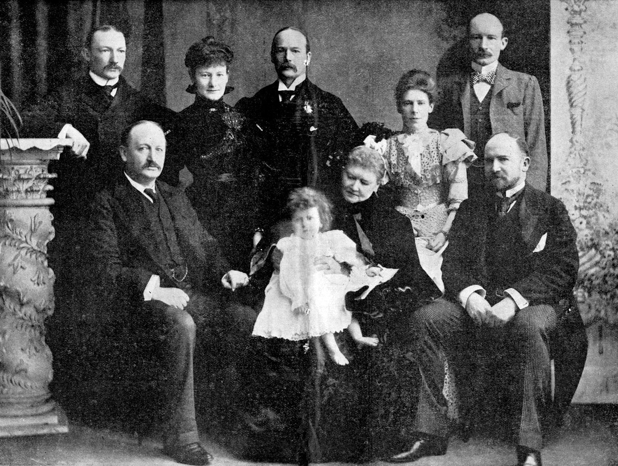 Pułkownik Robert Baden-Powell i jego matka, siostra i czterech braci, 1900. autorstwa Unbekannt