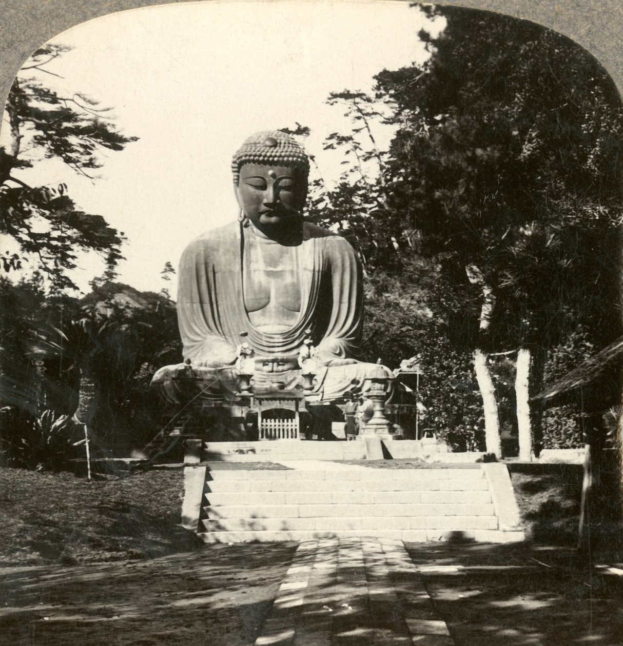 Kolosalny posąg Buddy czczony przez Japończyków w leśnej świątyni, Kamakura, Japonia, ok. 1900. autorstwa Unbekannt