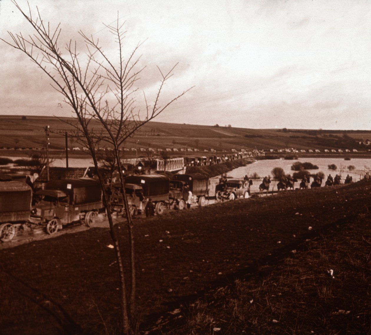 Kolumna ciężarówek, Verdun, północna Francja, c1914-c1918 autorstwa Unbekannt