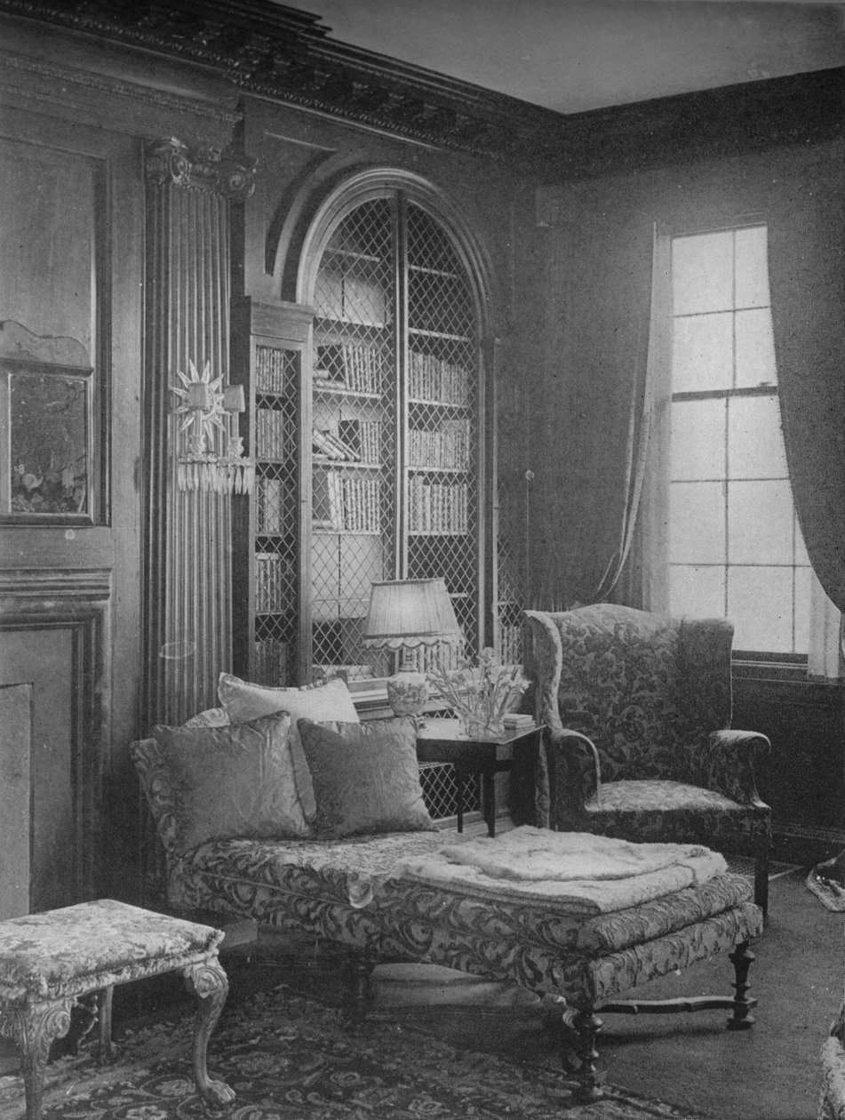 Wygodny kącik w bibliotece z biblioteczką, dom panny Anne Morgan, Nowy Jork, 1924 autorstwa Unbekannt