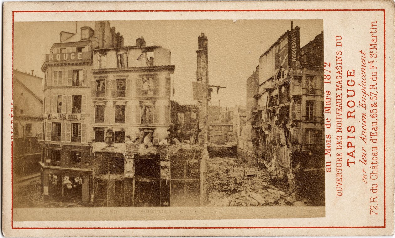 Commune de Paris (1871): otwarcie domów towarowych Carpet Rouge, wizytówka reklamowa przedstawiająca budynek rok wcześniej, zrujnowany w okresie Komuny. Druk na kartonie Wym. 6,3x10 cm autorstwa Unbekannt