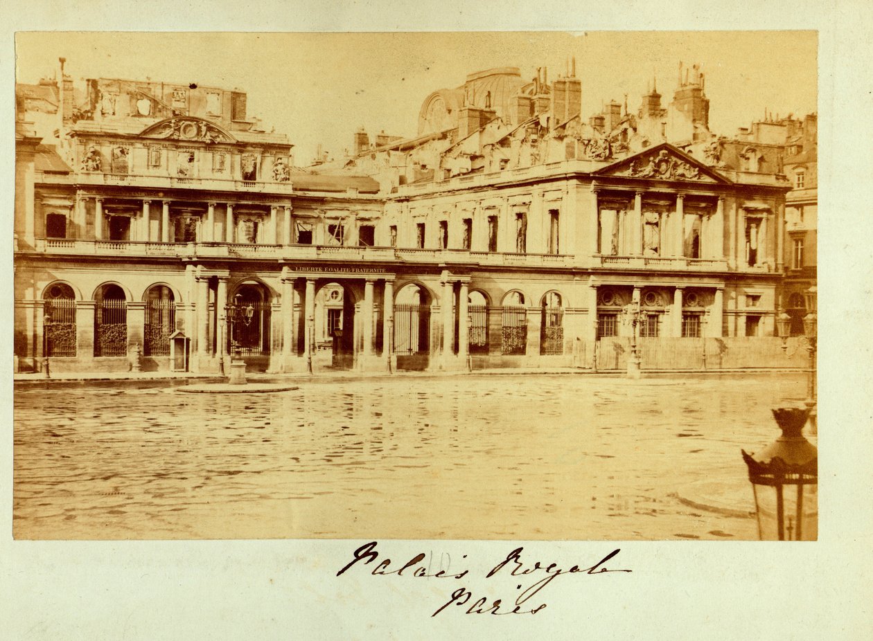 Gmina Paryska (1871): widok detruit Palais Royal (Palais-Royal). Fotografia anonimowa. Druk na kartonie Wym. 15x10 cm autorstwa Unbekannt