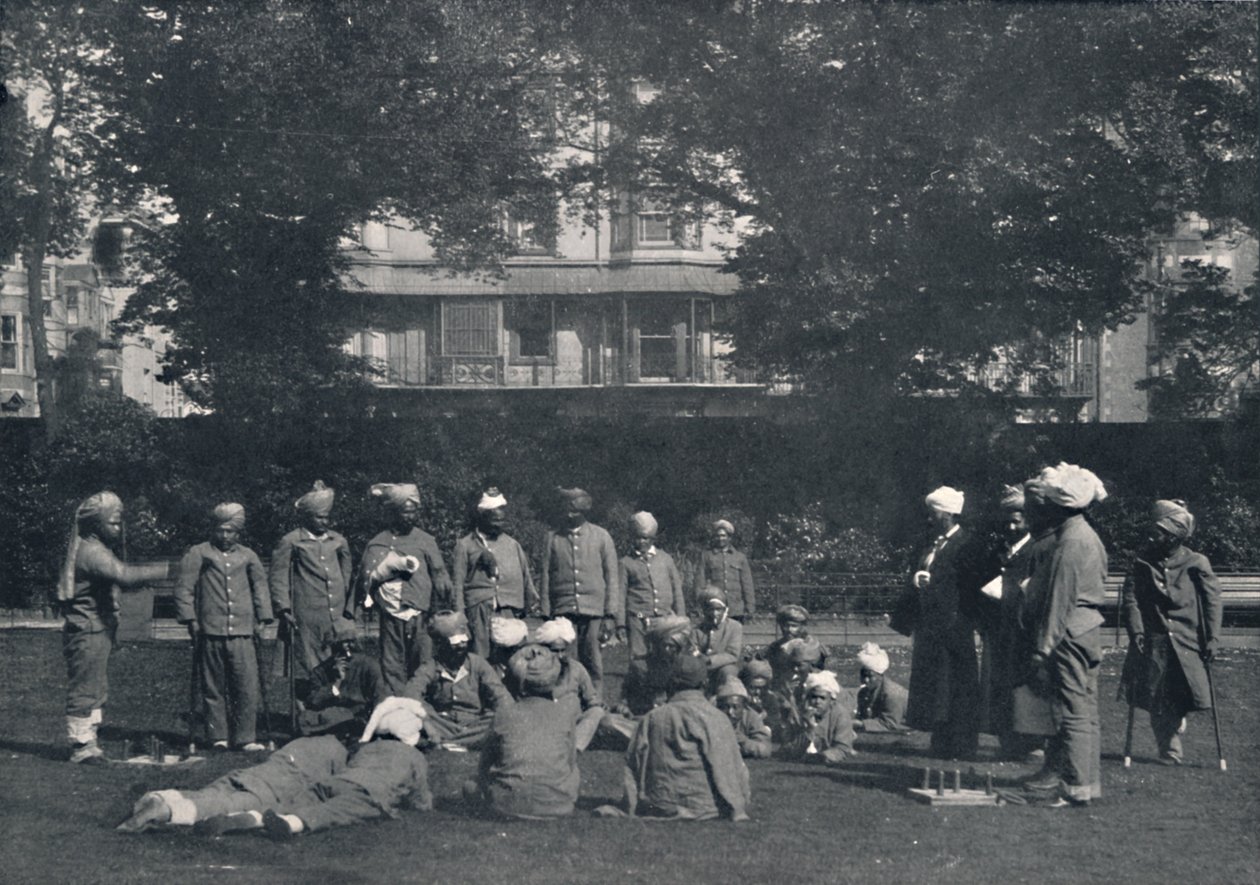 Rekonwalescencyjni indyjscy żołnierze bawiący się w cuda na wschodnich trawnikach, c1915, 1939 autorstwa Unbekannt