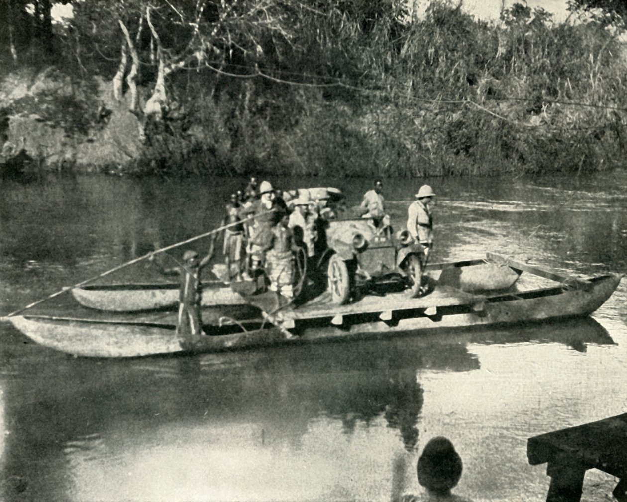 Przenoszenie transportu samochodowego przez rzekę Mbaka, niemiecka Afryka Wschodnia, 1919. autorstwa Unbekannt