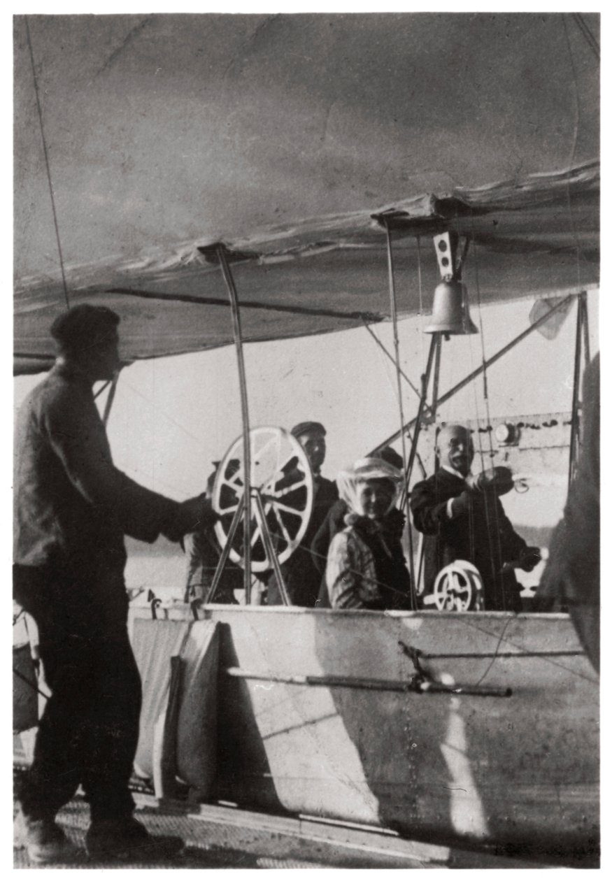 Hrabia Zeppelin z córką w gondoli Zeppelin LZ3, Niemcy, c1906-1908 1933 autorstwa Unbekannt