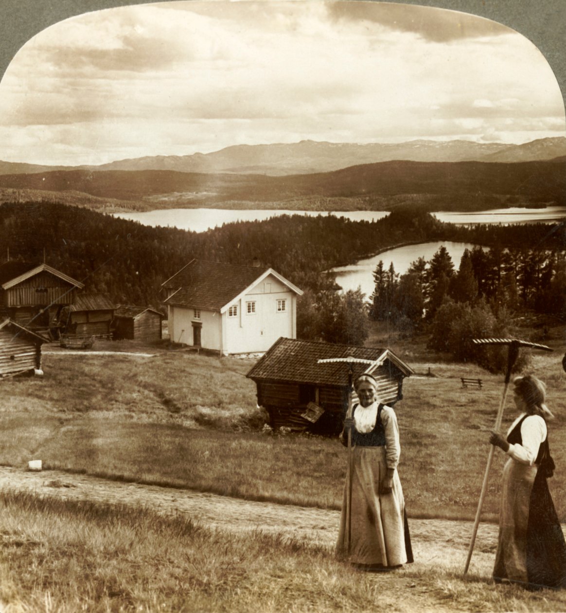Wiejskie dziewczyny w okresie sianokosów - nad jeziorami Bolkesjo i Folsjo do Himingen, Norwegia, ok. 1905. autorstwa Unbekannt