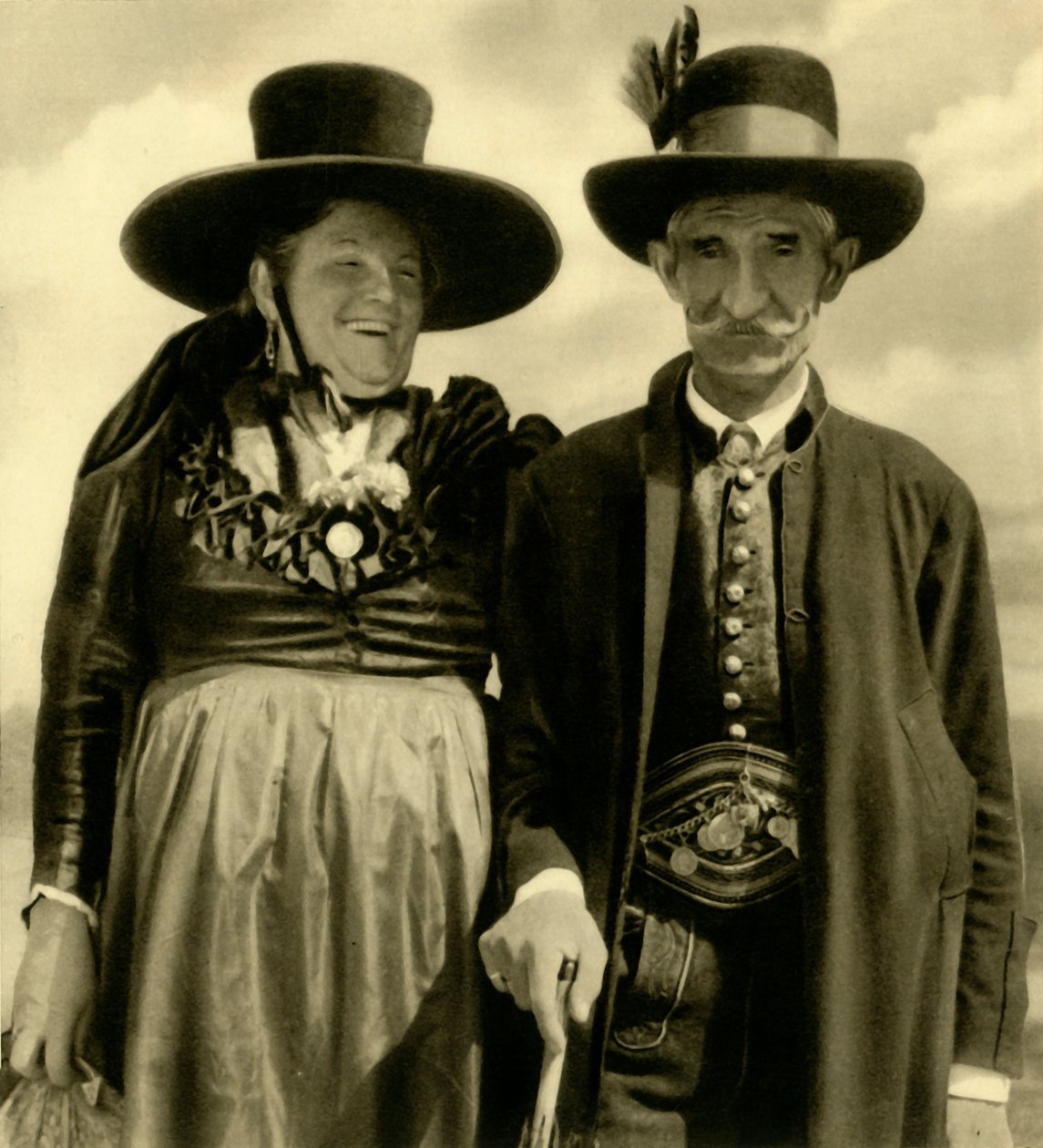 Para w tradycyjnych strojach, Sankt Lambrecht, Styria, Austria, c1935. autorstwa Unbekannt