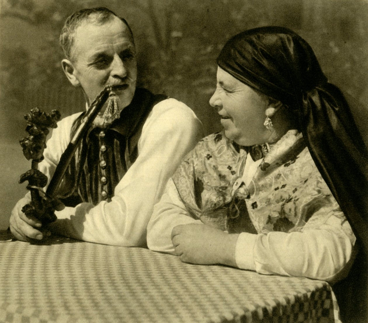 Para w tradycyjnych strojach, Górna Austria, ok. 1935. autorstwa Unbekannt