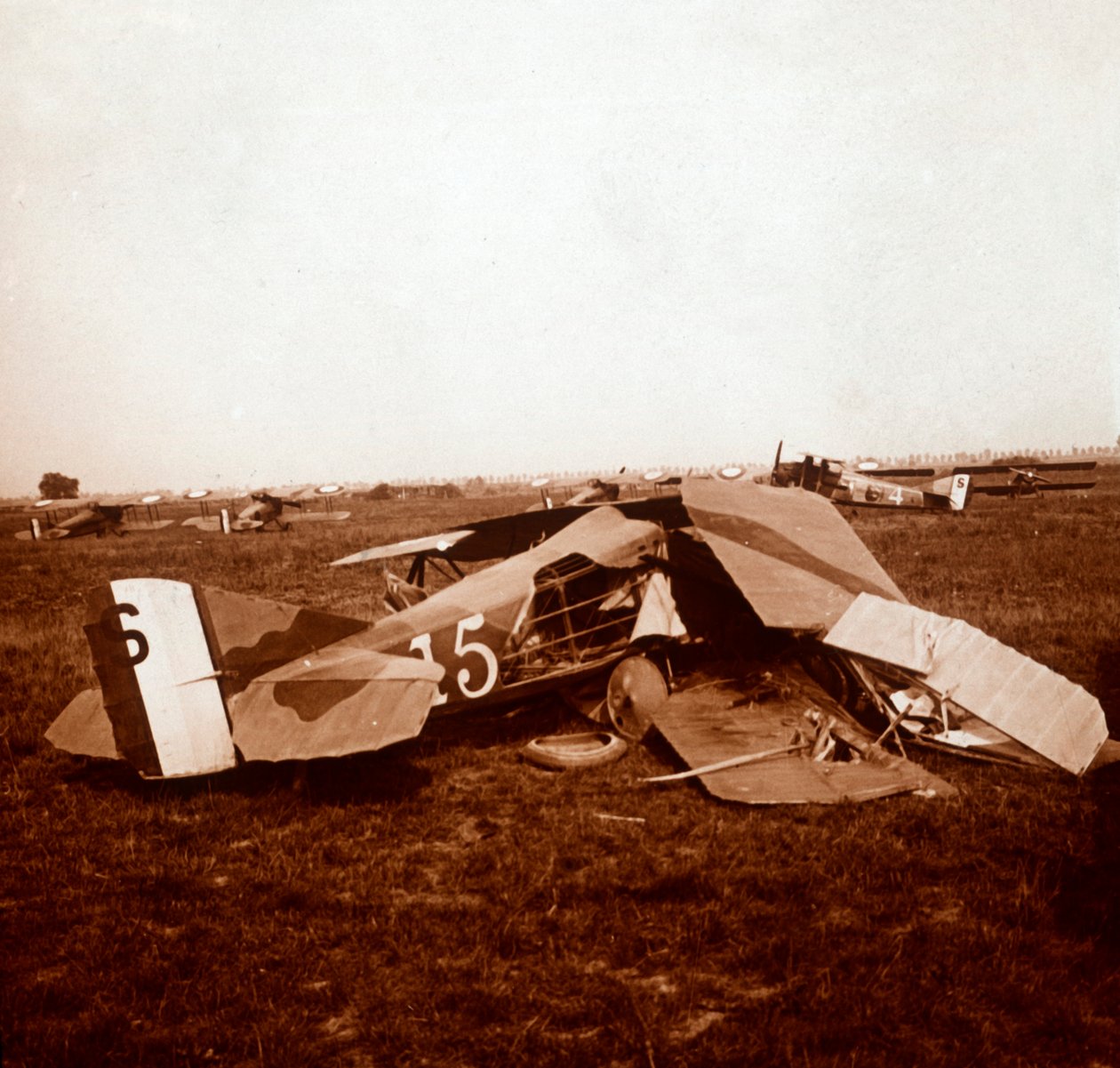 Rozbity samolot, c1914-c1918 autorstwa Unbekannt