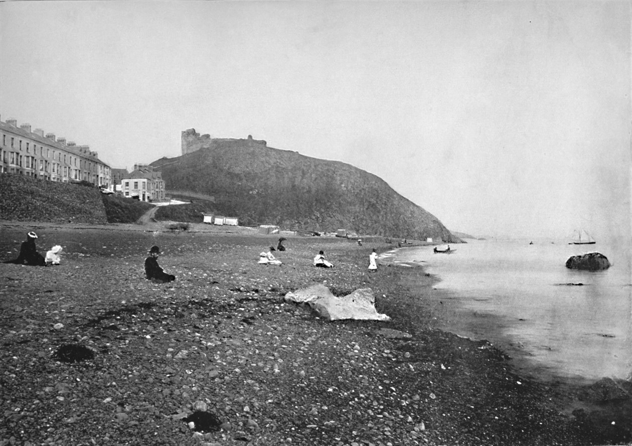 Criccieth - Widok na plażę i zamek, 1895 autorstwa Unbekannt
