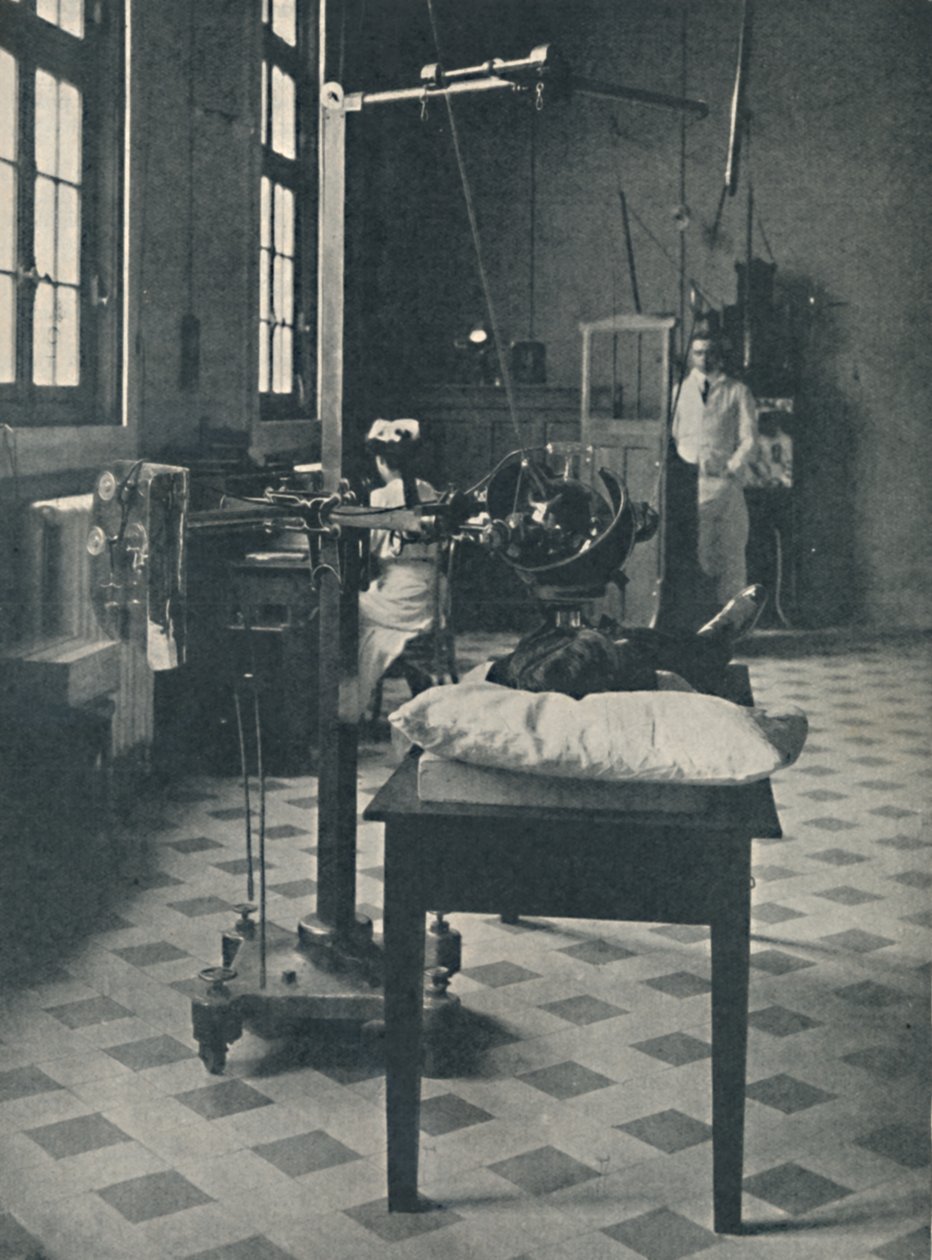 Crookes, Rontgen i Finsen – Korzystanie z cudownego aparatu rentgenowskiego, ok. 1925 r. autorstwa Unbekannt