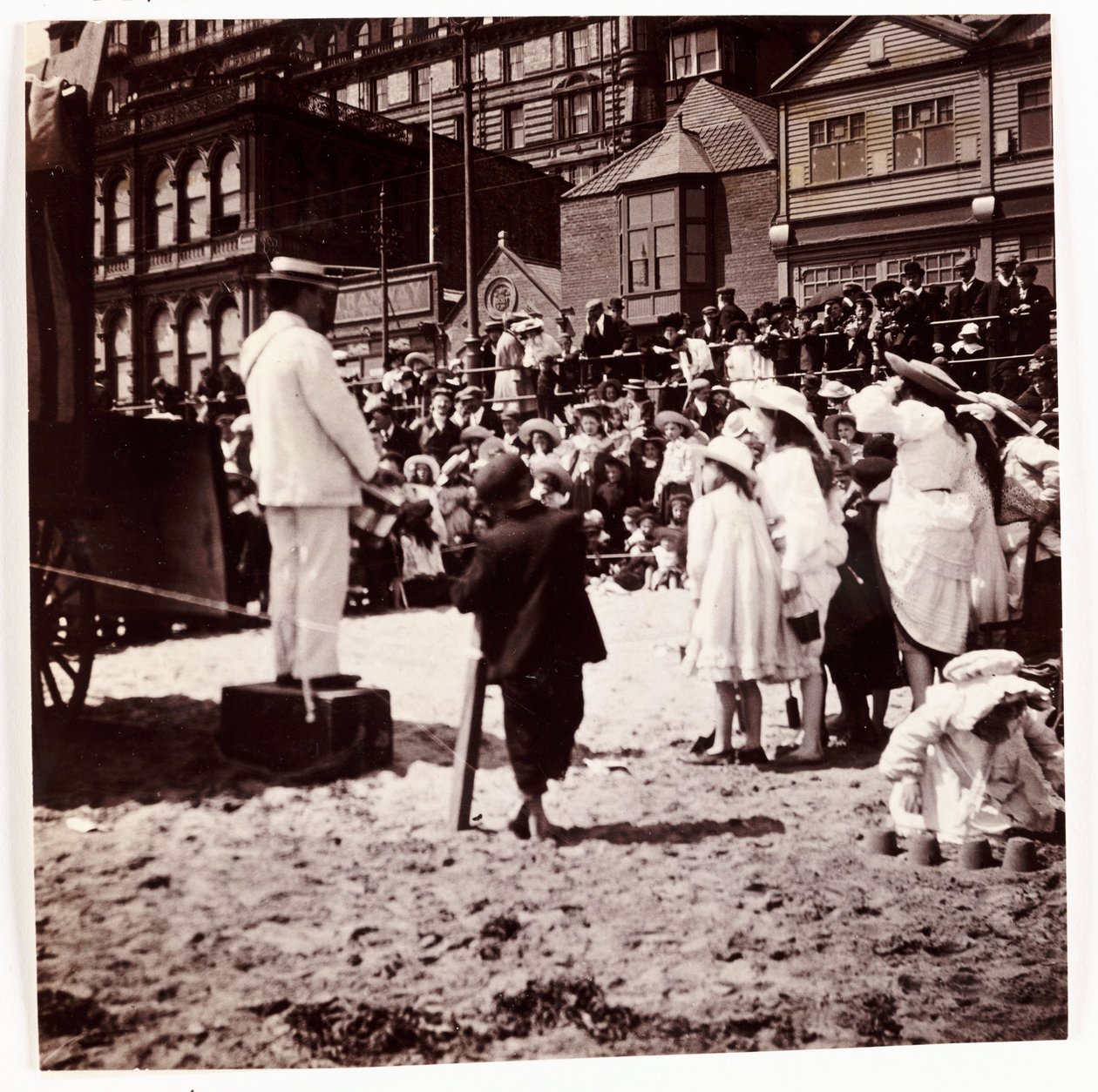 Tłum oglądający artystę na plaży, ok. 1905 autorstwa Unbekannt