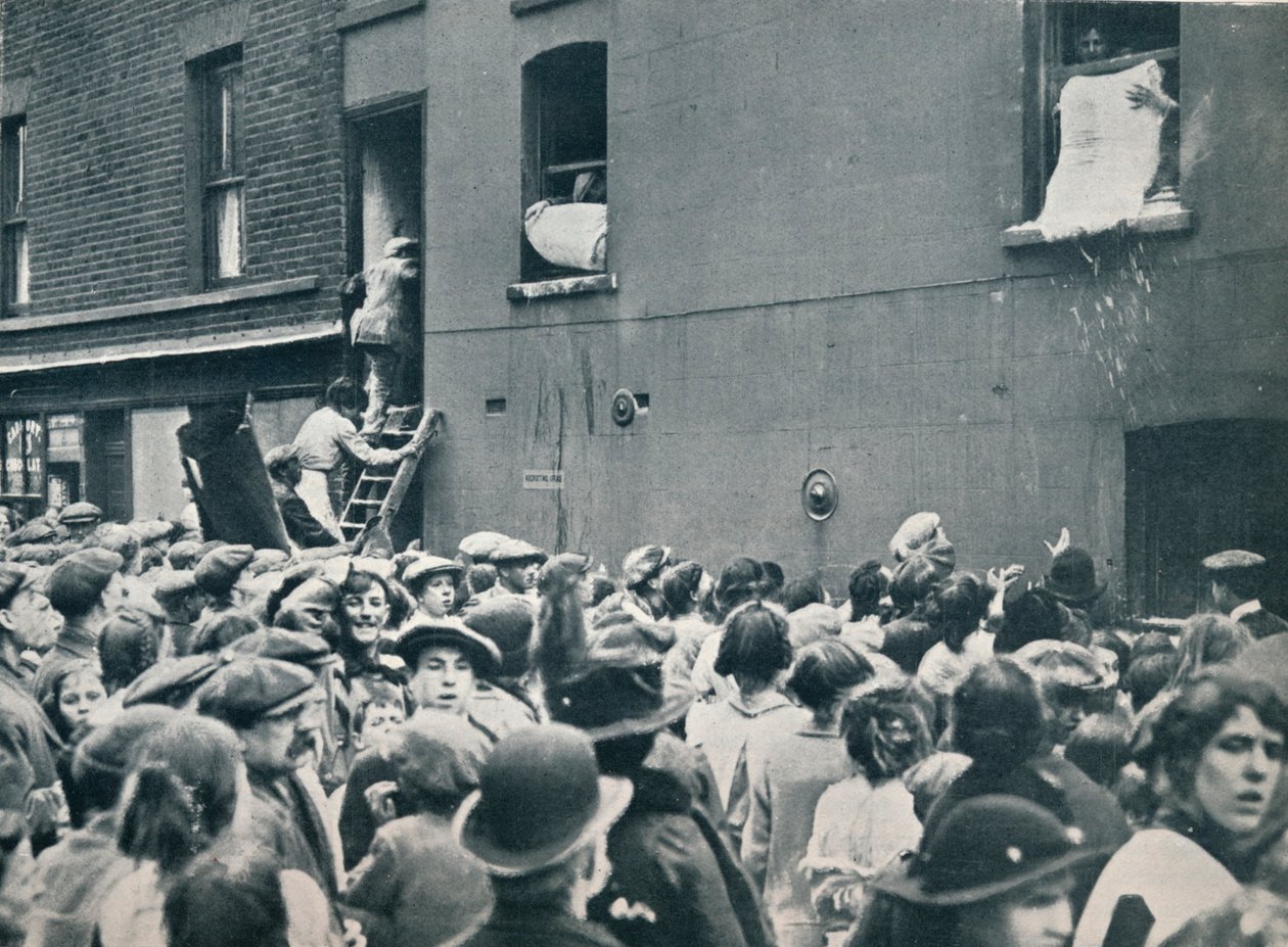 Tłum oglądający plądrowanie niemieckiego domu w Topoli, ok. 1914 r. autorstwa Unbekannt