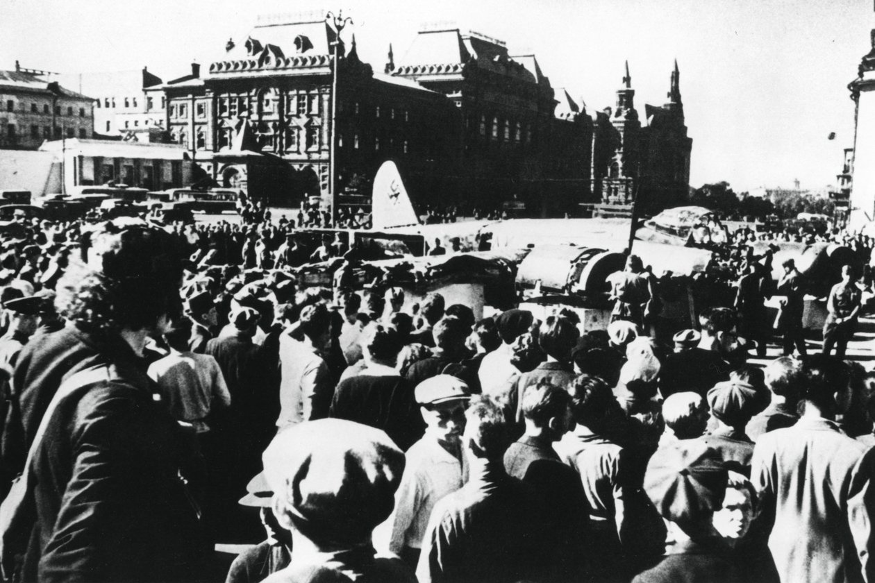 Tłumy wokół zestrzelonego niemieckiego bombowca wystawionego na placu Swierdłowa w Moskwie, 1941 r. autorstwa Unbekannt