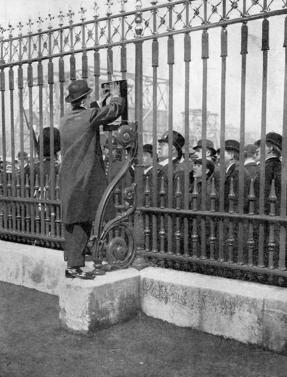 Tłumy przed Pałacem Buckingham czekają na wieści o chorobie króla, 5 maja 1910 r. autorstwa Unbekannt