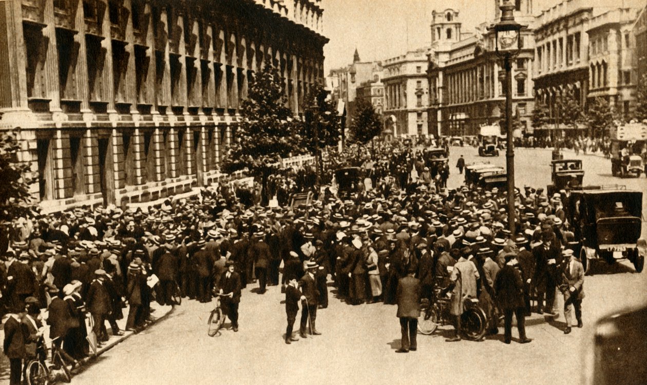 Tłumy czekające przed Downing Street w Londynie na wieści o… wojnie, lipiec 1914, 1933. autorstwa Unbekannt