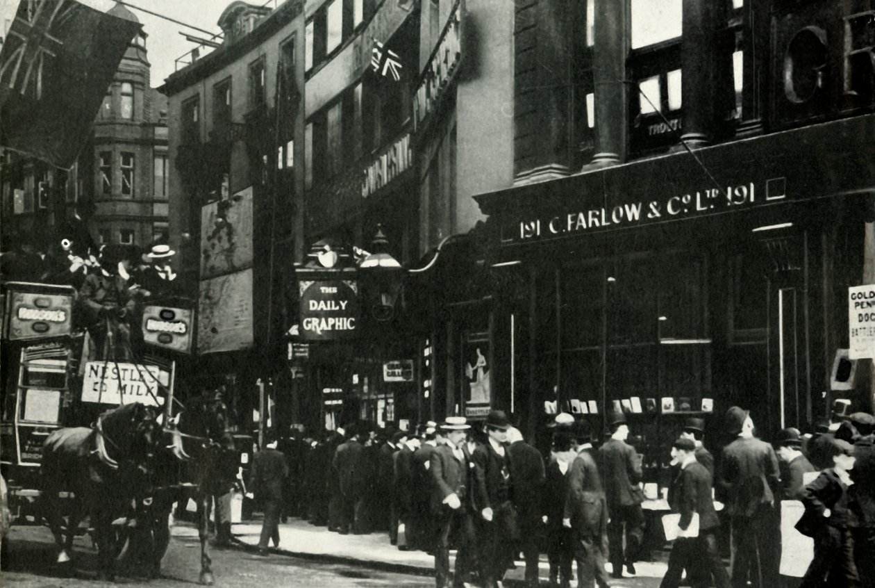Tłumy czekające na wiadomość o Budżecie Ludowym 1909, 1947. autorstwa Unbekannt