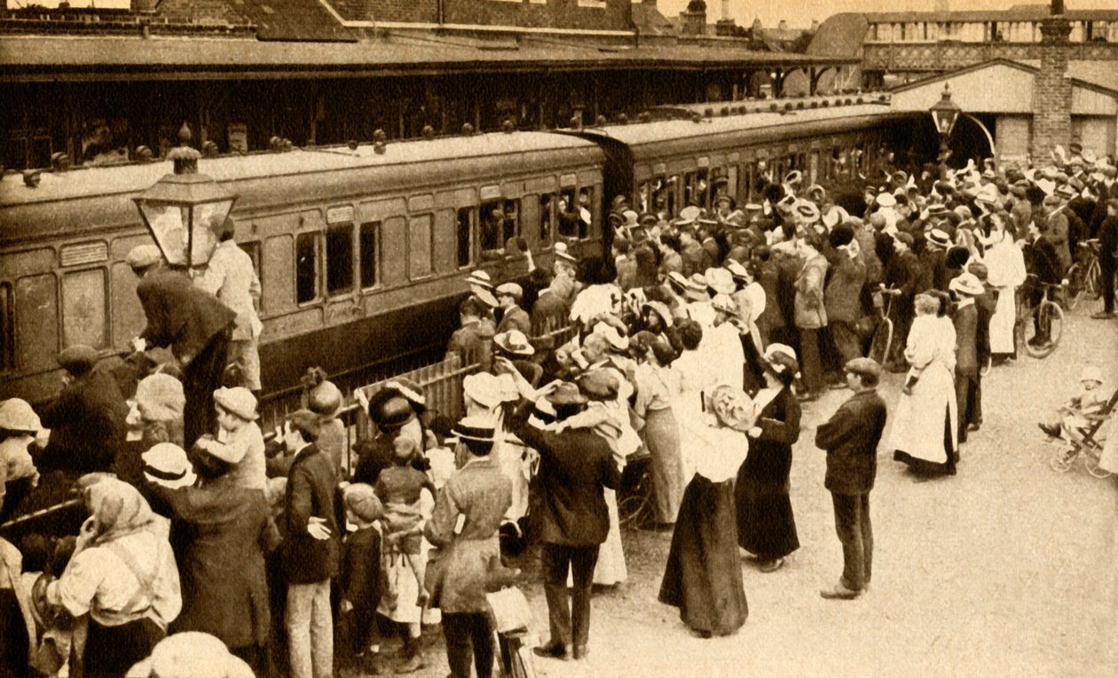 Tłumy wymachujące oddziałami wyruszającymi do walki w I wojnie światowej, Wielkiej Brytanii, 1914, 1933. autorstwa Unbekannt