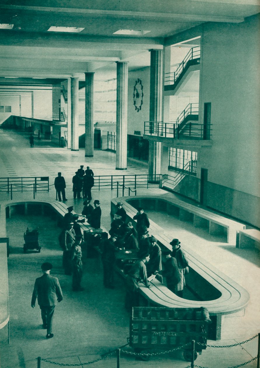 Celnicy badający bagaże pasażerów na lotnisku Le Bourget, Paryż, 1937 autorstwa Unbekannt