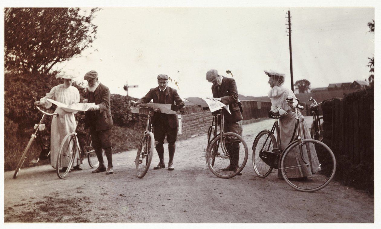 Rowerzyści patrzący na mapy, ok. 1900 autorstwa Unbekannt