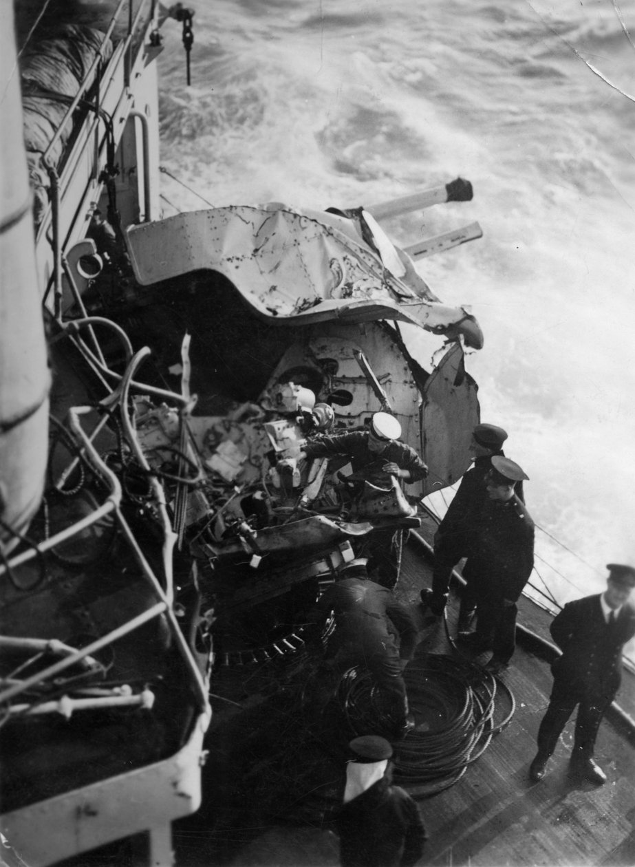 Uszkodzone działo przeciwlotnicze na brytyjskim pancerniku HMS Malaya, u wybrzeży Portugalii, 1937 autorstwa Unbekannt