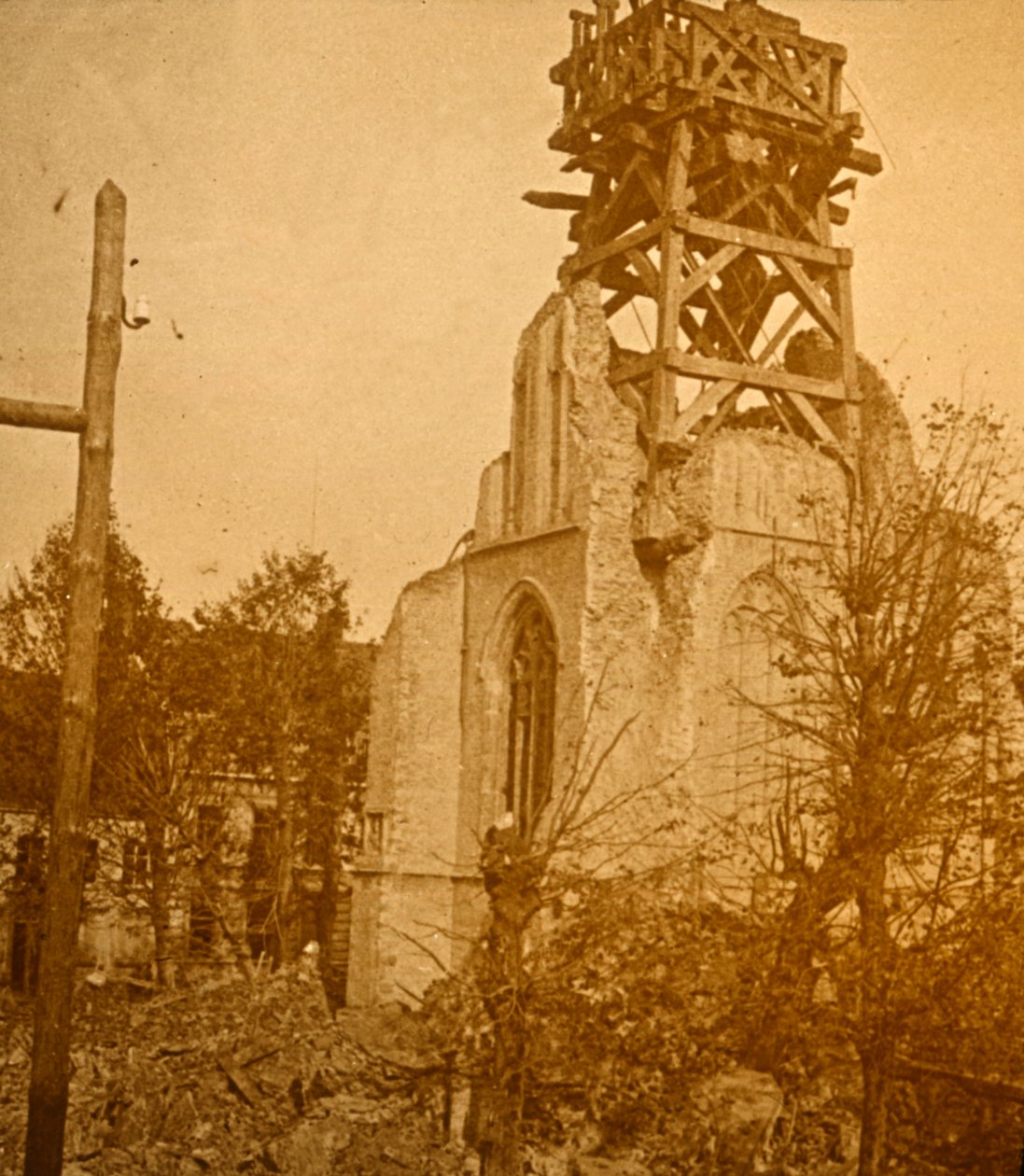 Zniszczony kościół, c1914-c1918 autorstwa Unbekannt