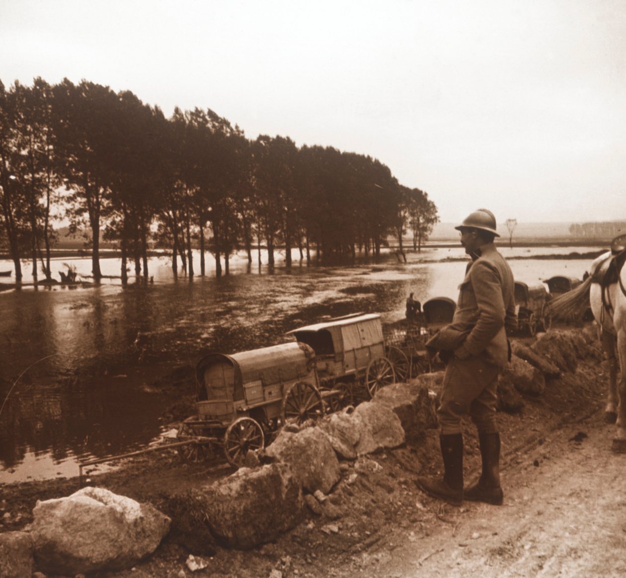 Uszkodzone pojazdy, Moza, północna Francja, c1914-c1918 autorstwa Unbekannt