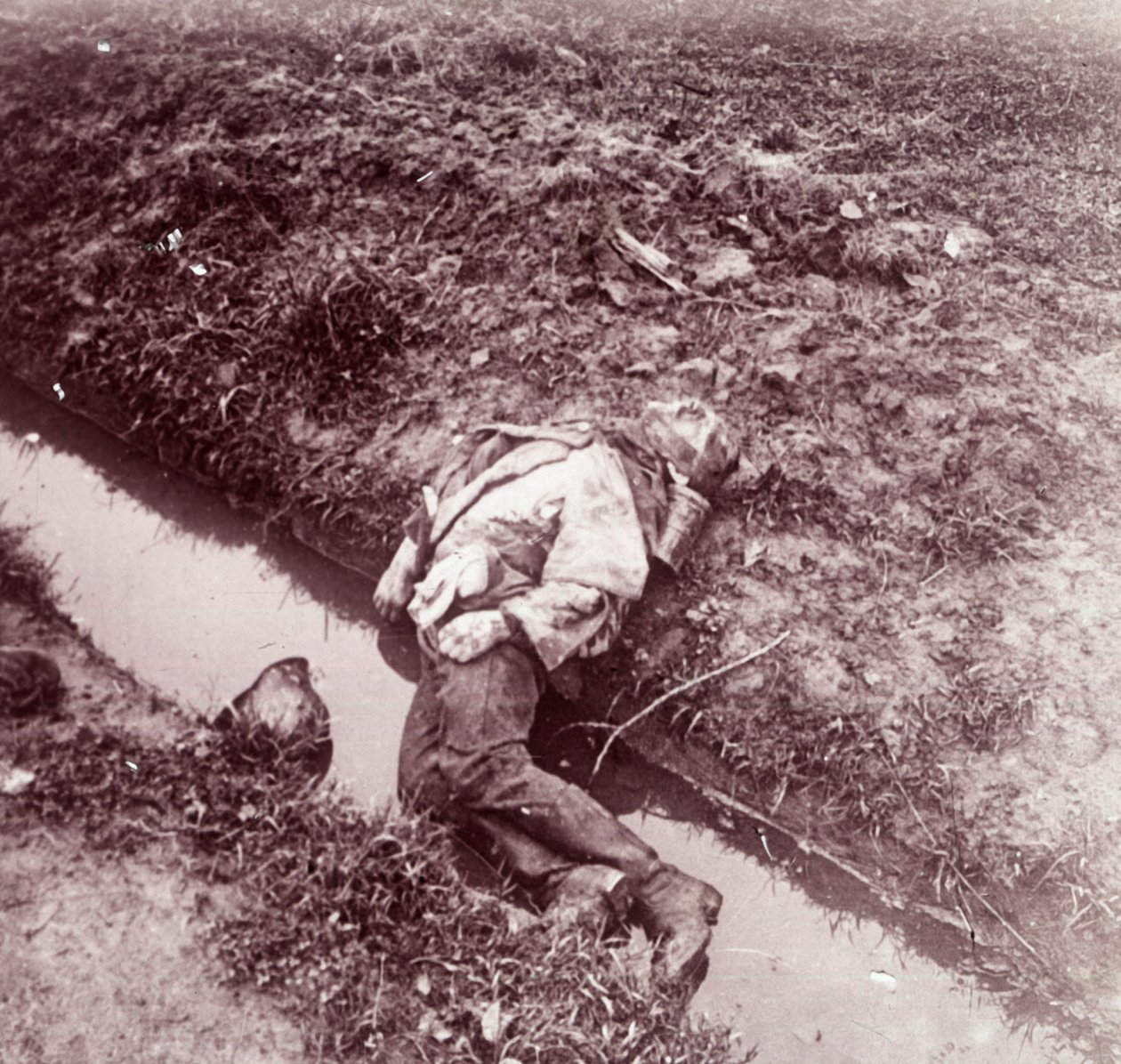 Martwy żołnierz niemiecki, Ypres, Flandria, Belgia, c1914-c1918 autorstwa Unbekannt