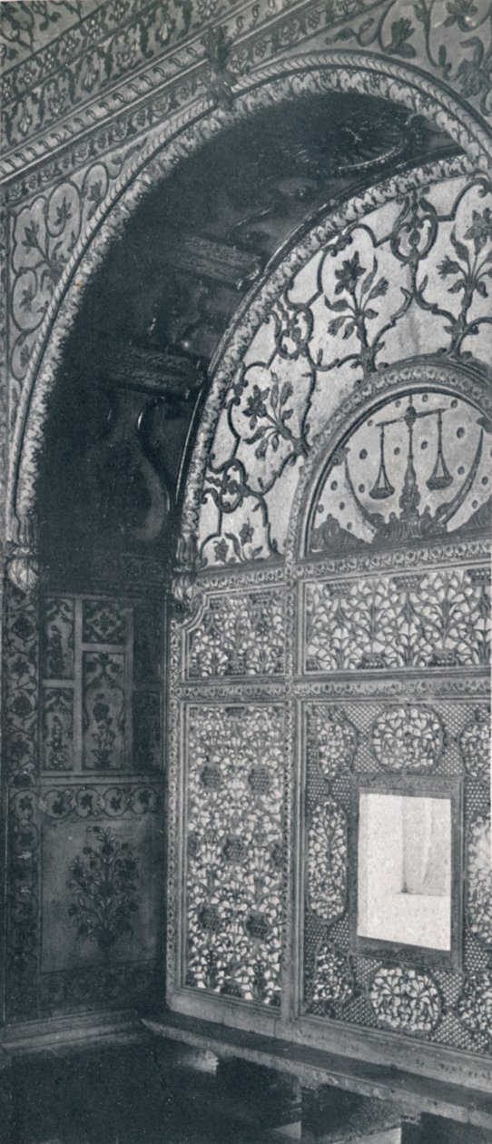 Delhi. Rzeźbiony marmurowy parawan łuski sprawiedliwości, przez który przyjmowano petycje, c1910. autorstwa Unbekannt