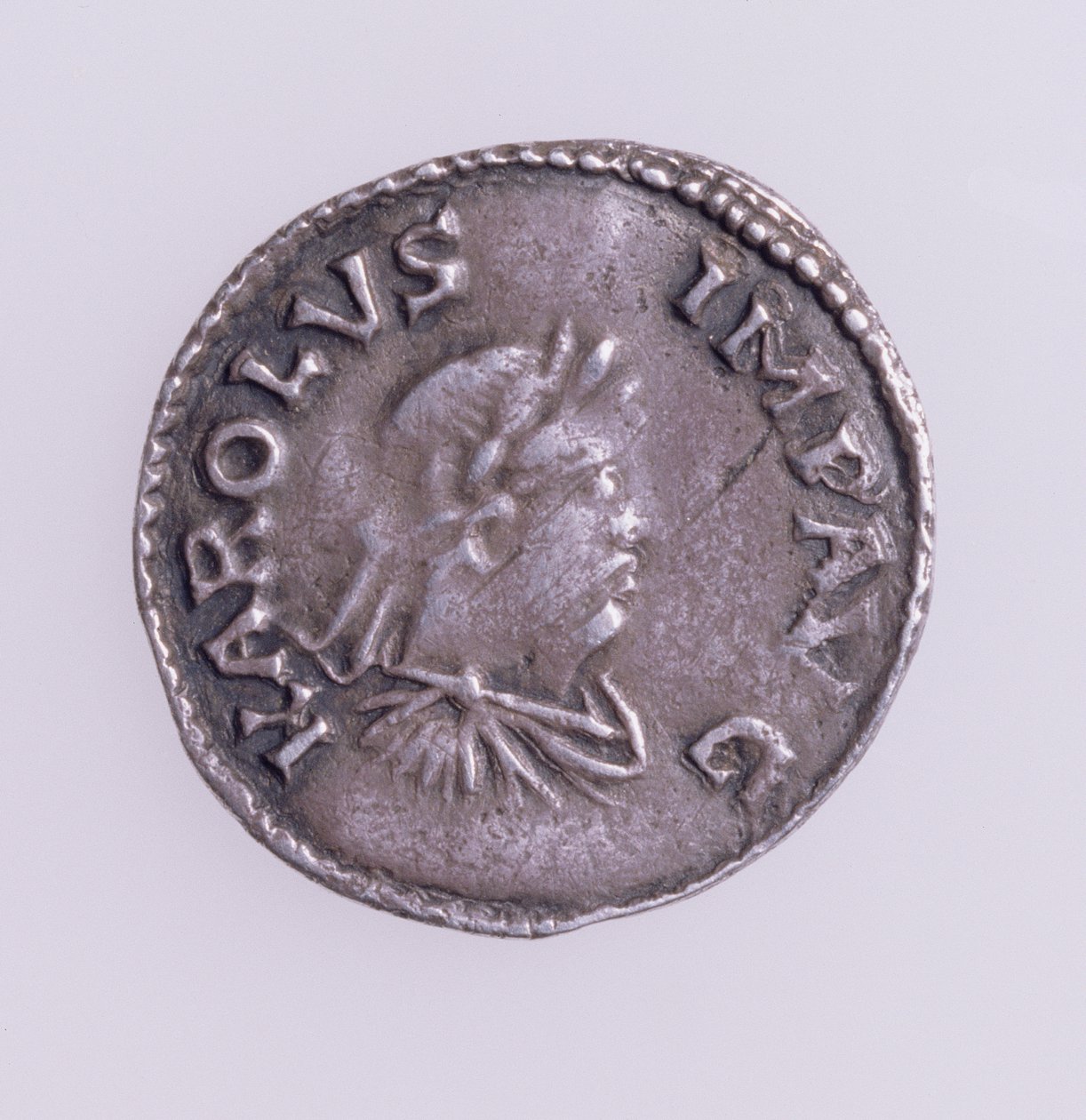 Denier Karola Wielkiego (742-814) awers przedstawiający portret Karola Wielkiego, mennica Quentovic 768-814 (srebro) (odwrotnie patrz: 110164) autorstwa Unbekannt