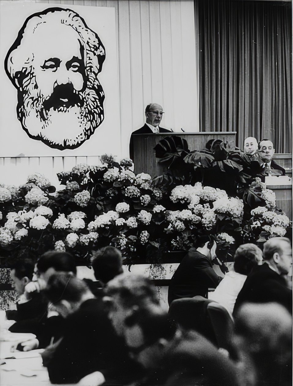 Przewodniczący Rady Państwa NRD Walter Ulbricht na posiedzeniu z okazji 150. urodzin Karola Marksa. Berlińska Sala Kongresowa. 2 maja 1968 autorstwa Unbekannt