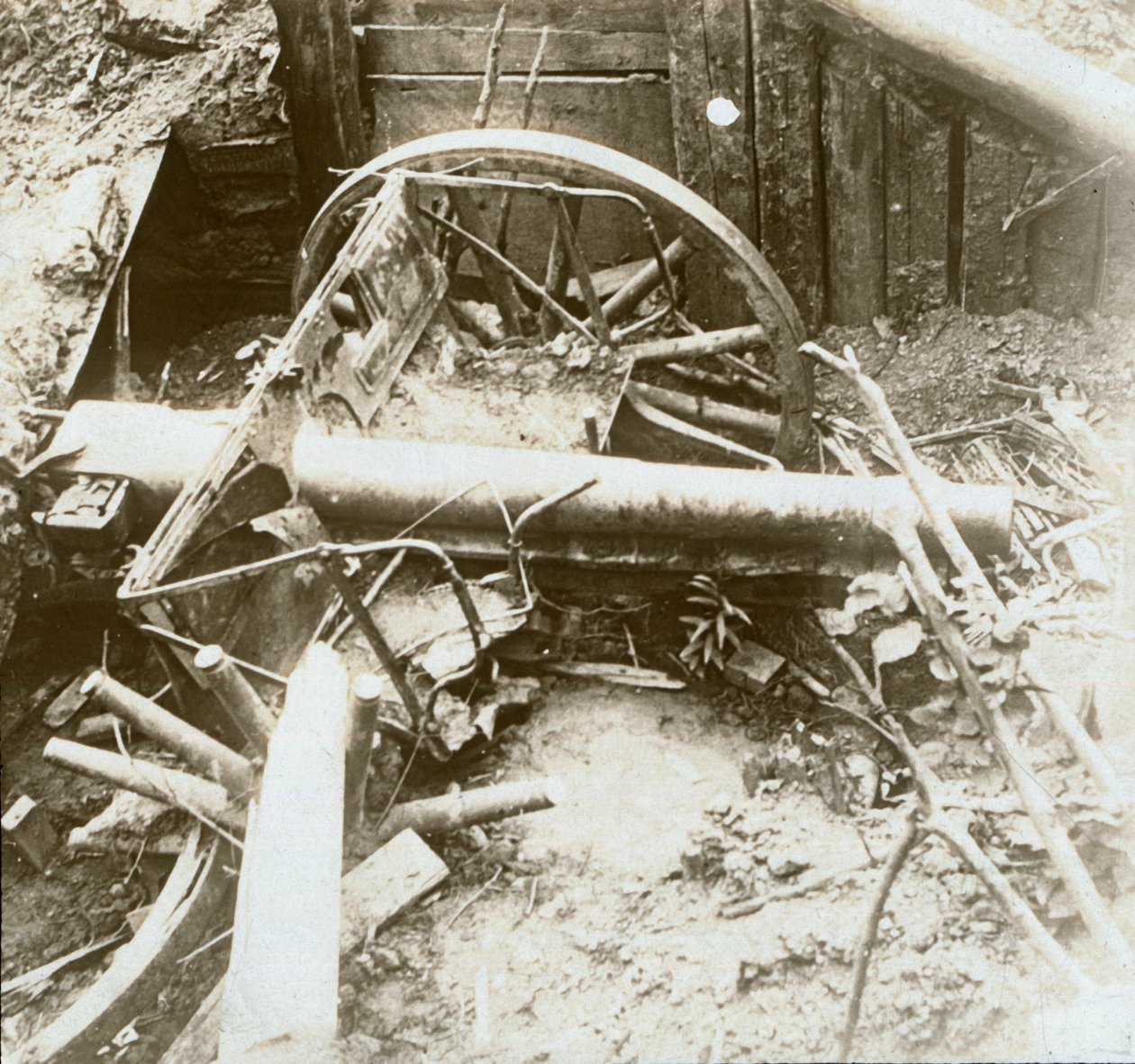 Zniszczone działo polowe 7,7, Yser, Belgia, c1914-c1918 autorstwa Unbekannt