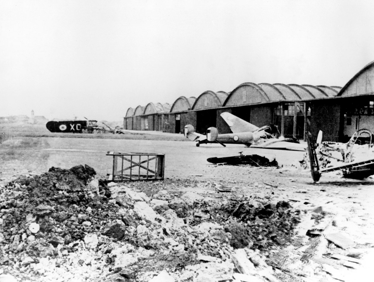 Zniszczony samolot na lotnisku Le Bourget, okupowany przez Niemców Paryż, lipiec 1940 autorstwa Unbekannt
