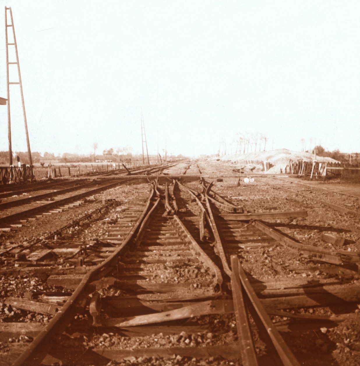 Zniszczone tory kolejowe, Roeselare, Flandria, Belgia, c1914-c1918 autorstwa Unbekannt