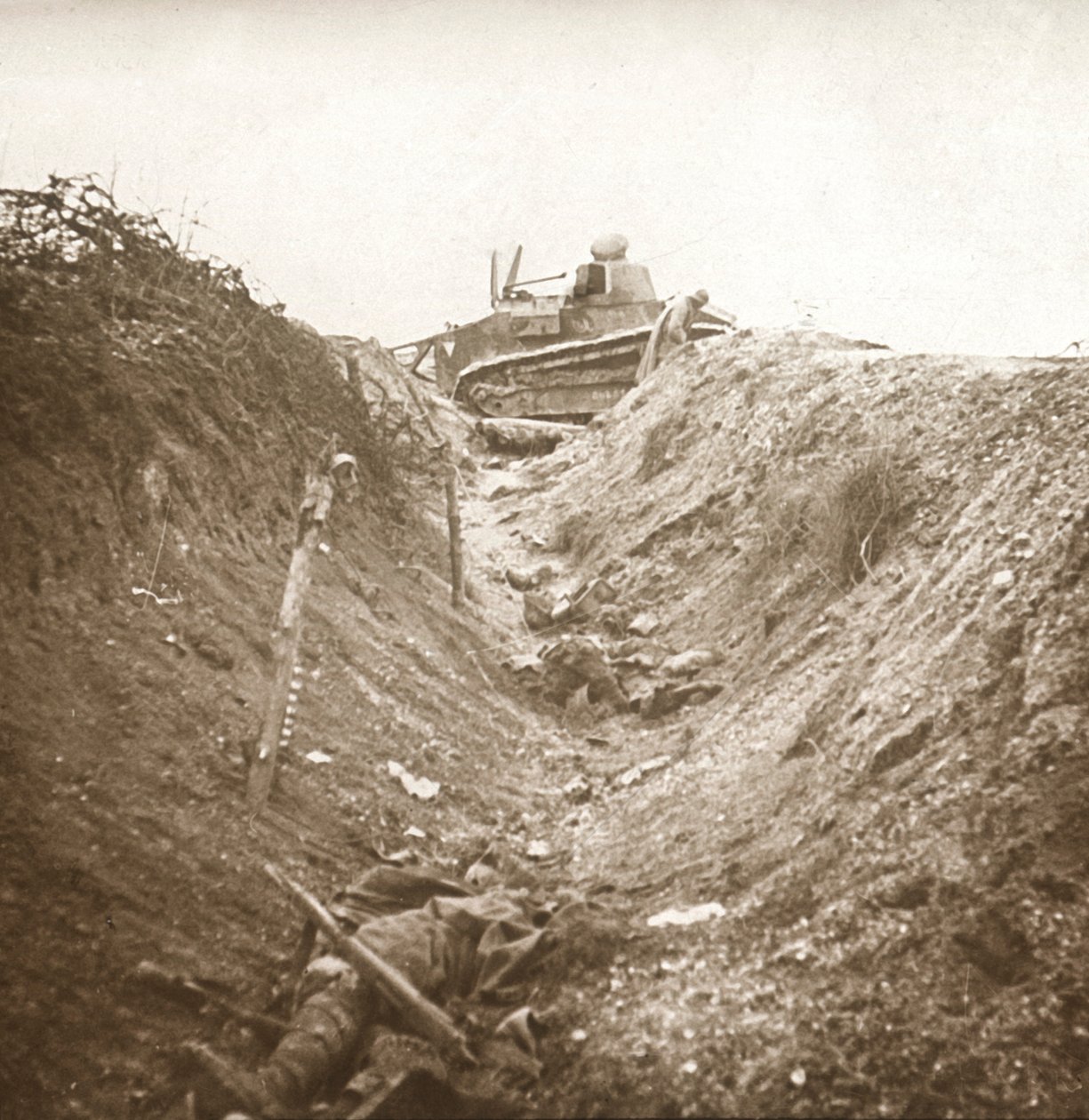 Zniszczony czołg i martwe ciało, Auberives, Francja, c1914-c1918 autorstwa Unbekannt