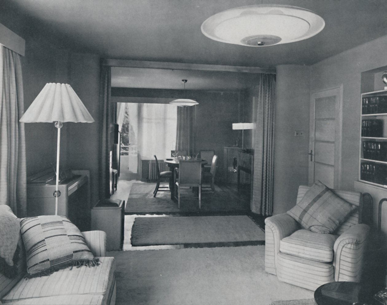 Jadalnia i salon przedzielone jedynie ciężkimi zasłonami w atrakcyjnym nowoczesnym splocie, 1942 autorstwa Unbekannt