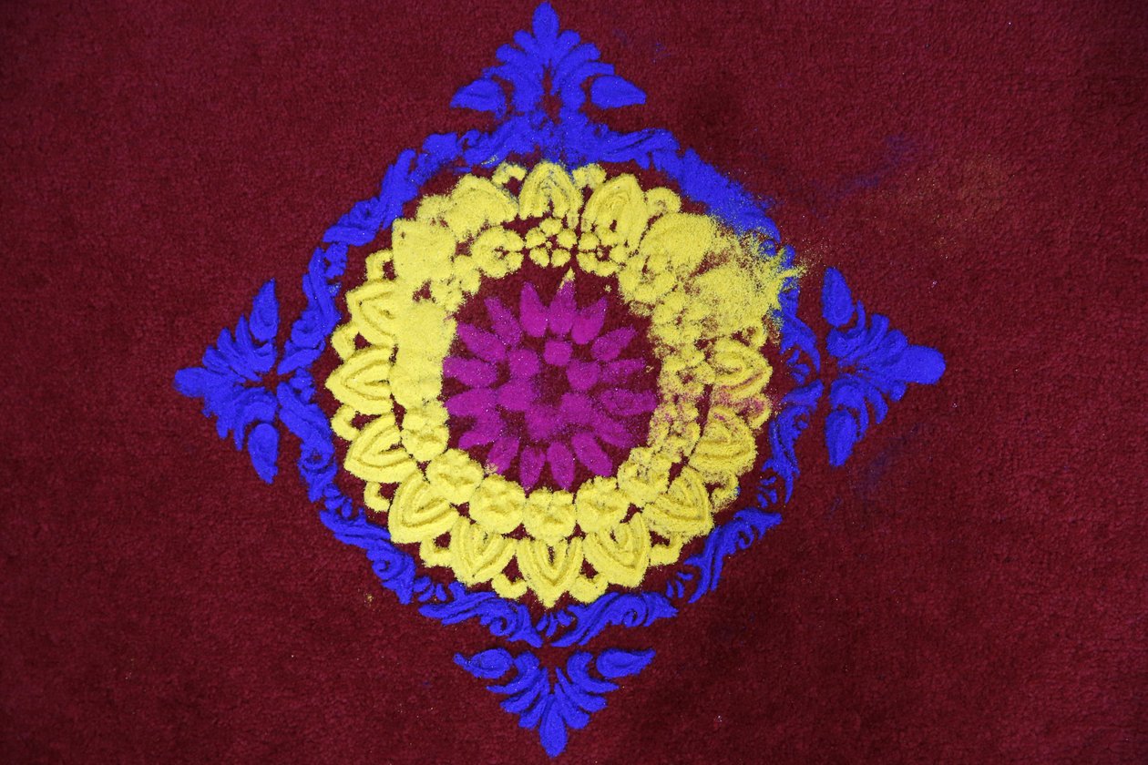 Diwali rangoli w świątyni Shirdi Sai Baby w Leicester. Zjednoczone Królestwo autorstwa Unbekannt