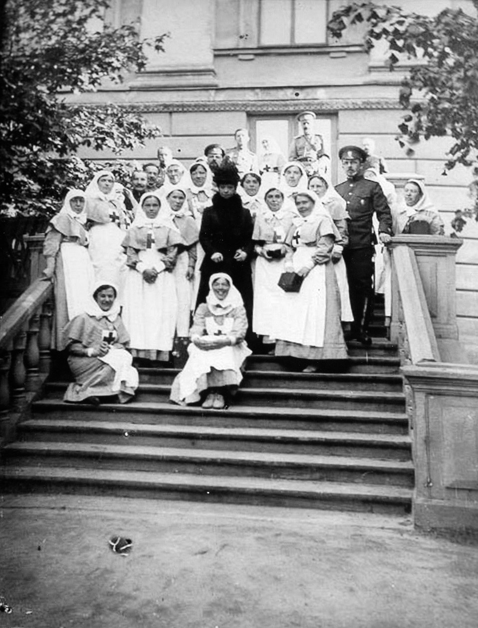 Wdowa Cesarzowa Maria Fiodorowna z Rosji z pielęgniarkami przed szpitalem, Rosja, 1916 autorstwa Unbekannt