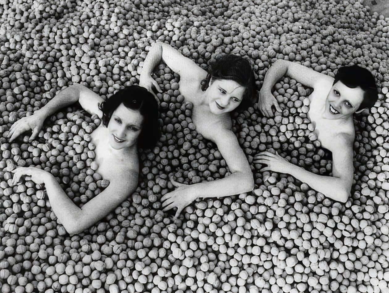 Trzy młode kobiety kąpią się w morzu orzechów włoskich. Ameryka. 1932 autorstwa Unbekannt