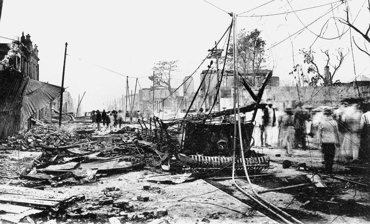 Uszkodzenia w wyniku trzęsienia ziemi i spalony samochód, King Street, Kingston, Jamajka, 1907 autorstwa Unbekannt