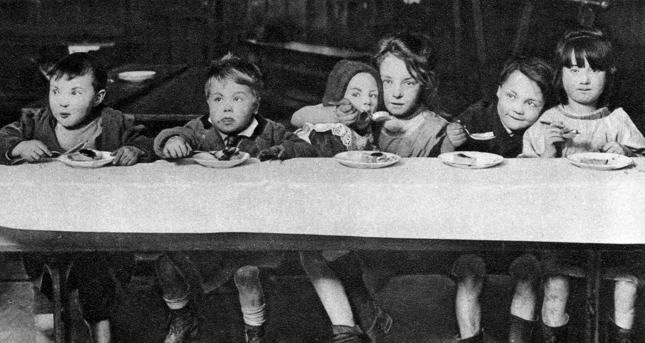 Dzieci z East Endu karmione przez organizację charytatywną, Londyn, 1926-1927 autorstwa Unbekannt