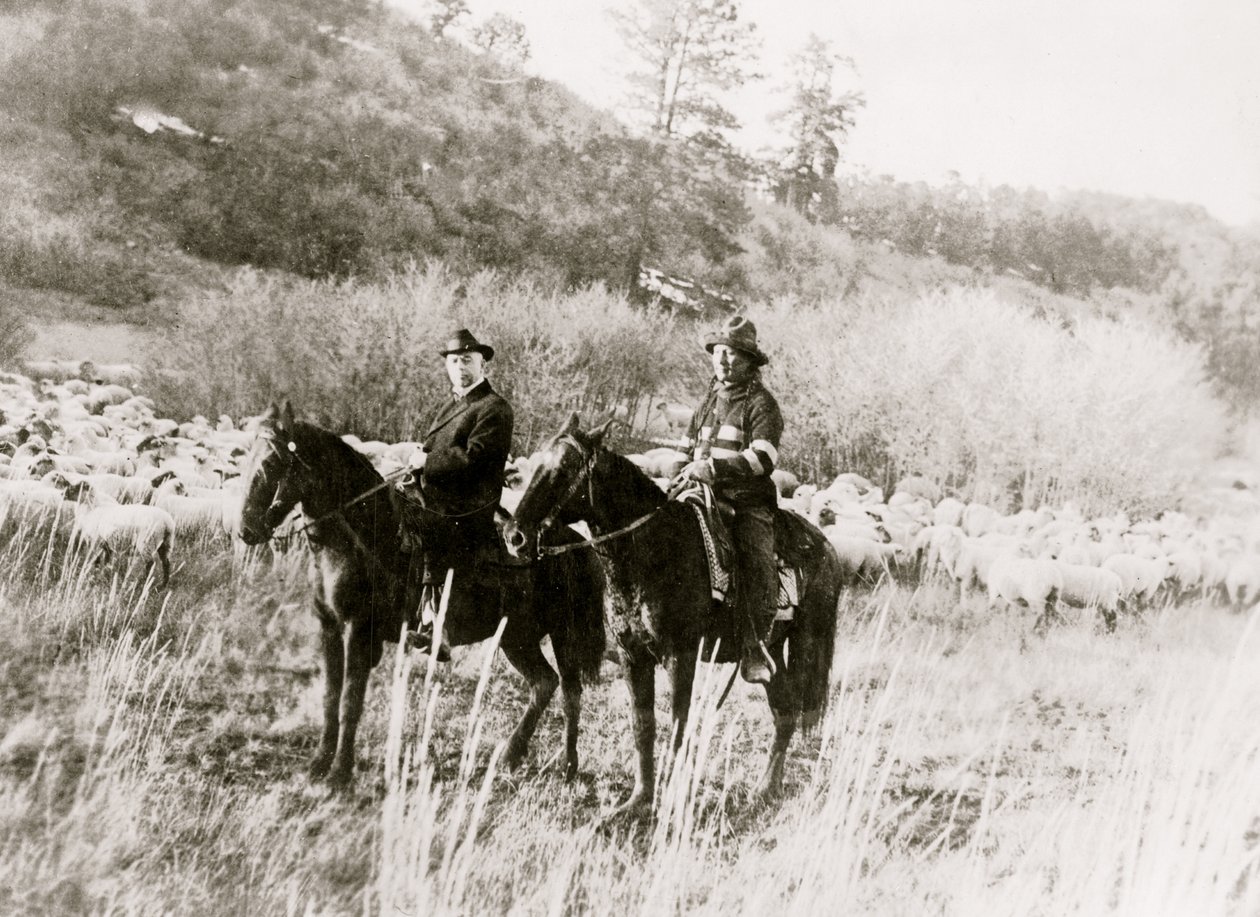 Edd Ladd, pełnokrwisty Indianin Apaczów z rezerwatu Jicarilla, Nowy Meksyk, z indyjskim komisarzem Cato Sellsem na koniu 1920 (zdjęcie) autorstwa Unbekannt