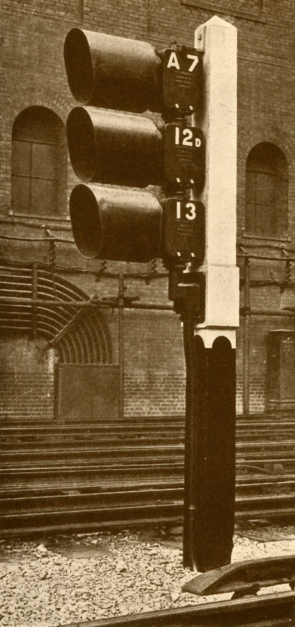 Sygnały do lamp elektrycznych, z kloszami do użytku dziennego, na stacji Baker Street, Metropolitan Railway, 193 autorstwa Unbekannt